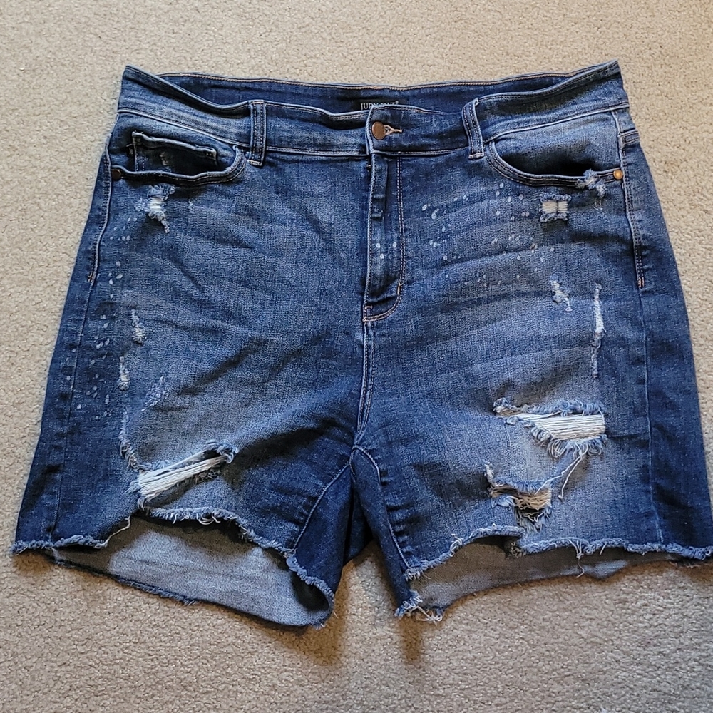 Judy Blue Bleach splash Jean short cut offs